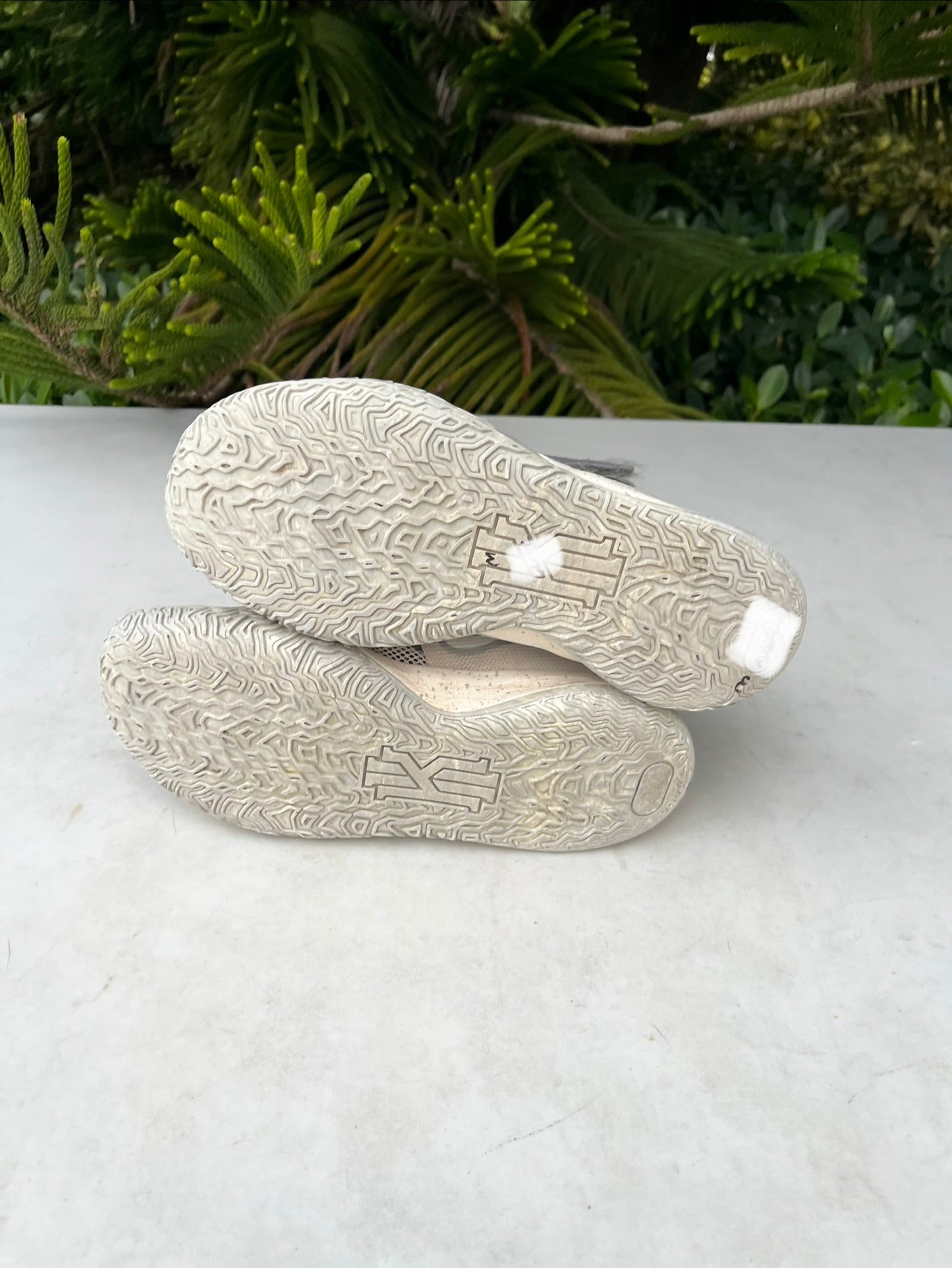 Nike Kyrie Irving Basketball Shoes Boys Size: 2.5Y