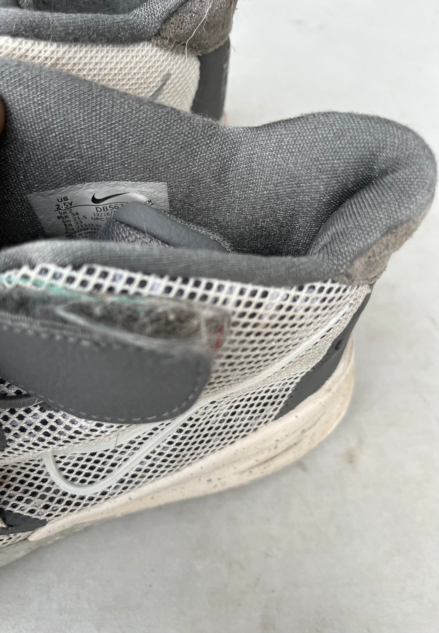 Nike Kyrie Irving Basketball Shoes Boys Size: 2.5Y