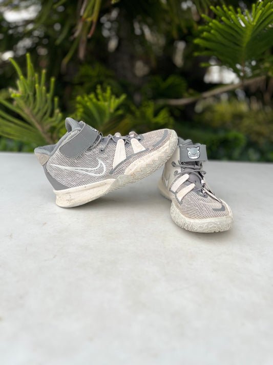 Nike Kyrie Irving Basketball Shoes Boys Size: 2.5Y