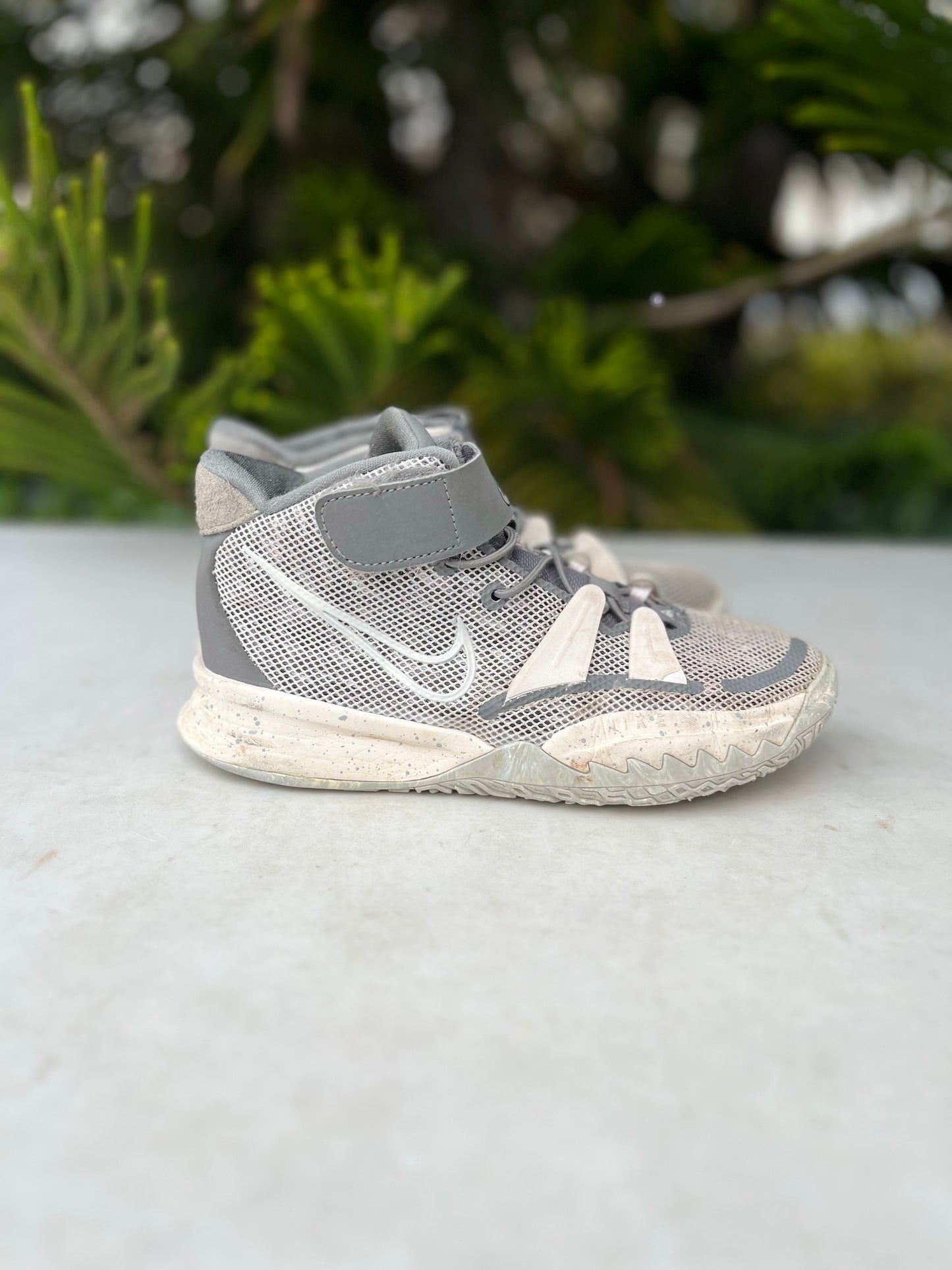 Nike Kyrie Irving Basketball Shoes Boys Size: 2.5Y