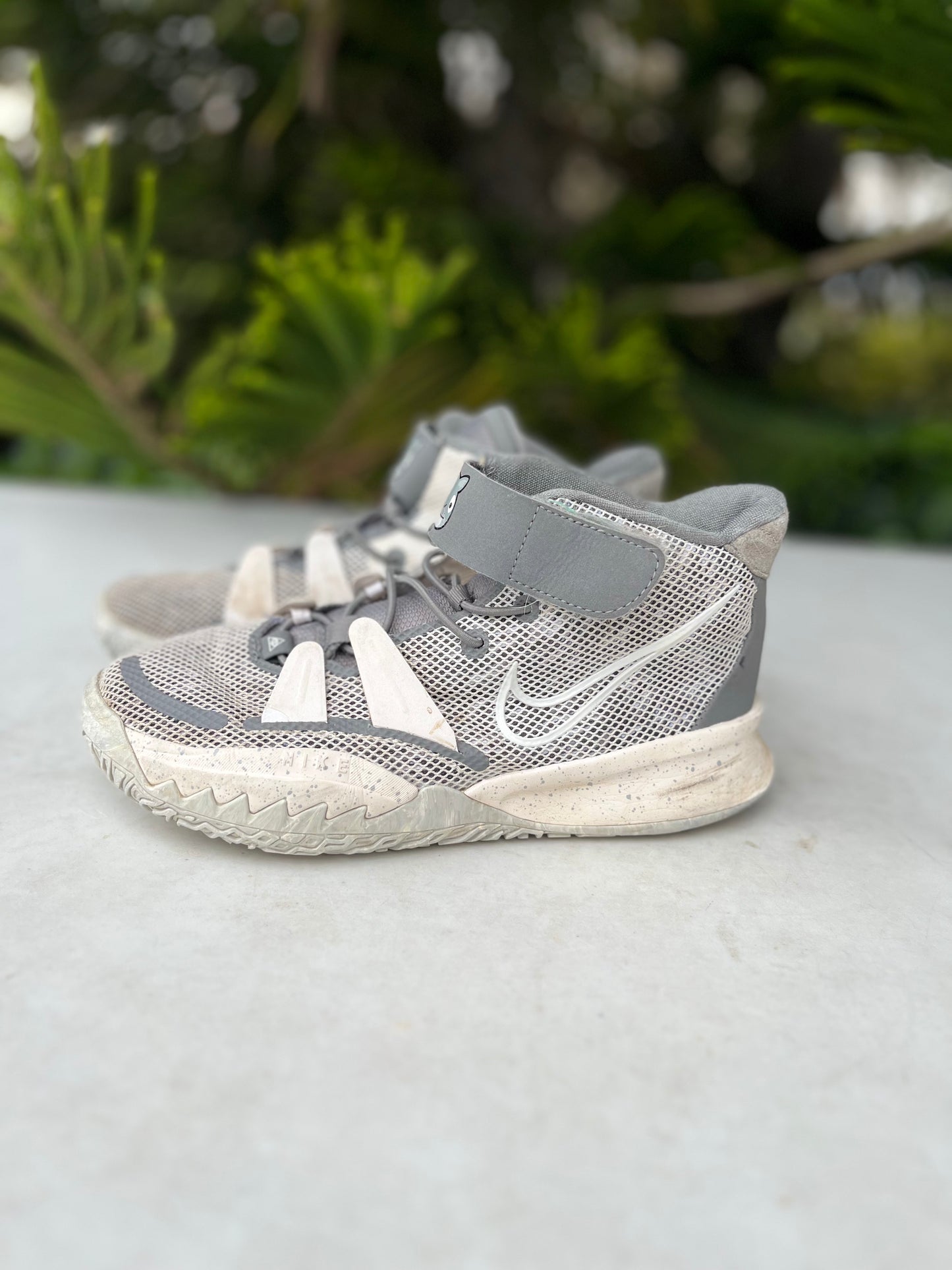 Nike Kyrie Irving Basketball Shoes Boys Size: 2.5Y